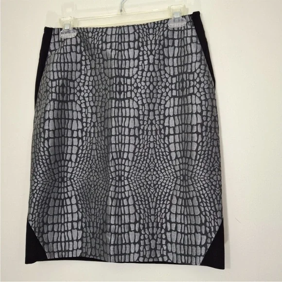 Diane Von Furstenburg Emma Jacquard
Leopard Print Pencil Skirt Size 10 - Picture 2 of 6